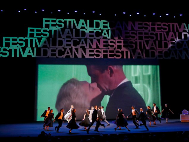 Dançarinos se apresentam no palco com imagens do filme "Vertigo", de Hitchcock, sendo exibidas na tela durante a cerimônia de abertura da 68ª edição do Festival de Cannes