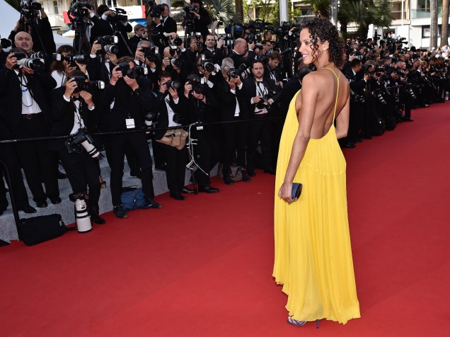 A modelo francesa Noemie Lenoir é fotografada durante a cerimônia de abertura da 68ª edição do Festival de Cannes, na França