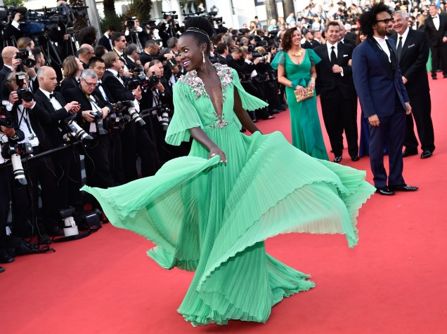 A atriz Lupita Nyongo desfila no tapete vermelho durante a cerimônia de abertura da 68ª edição do Festival de Cannes