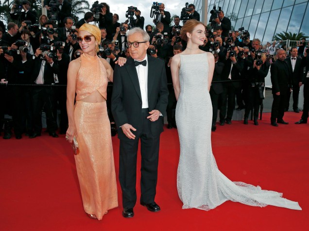 O diretor Woody Allen, a atriz Emma Stone e o ator Parker Rosey posam no tapete vermelho ao chegar para a exibição de "Irrational Man", na 68ª edição do Festival de Cannes