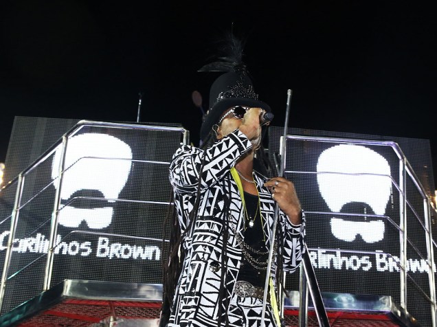 Carlinhos Brown posa ao lado da banda Sepultura momentos antes de se apresentar com seu trio no circuito Barra Ondina, neste sábado (06)