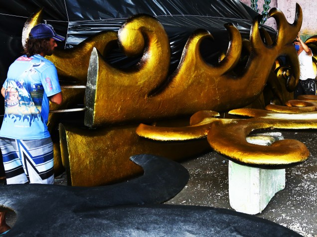 Ajustes finais são feitos nas alegorias da escola Rosas de Ouro para o Carnaval 2015 de São Paulo