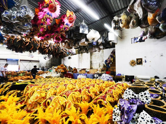 Fantasias e alegorias da escola Rosas de Ouro recebem os ajustes finais para o Carnaval 2015 de São Paulo