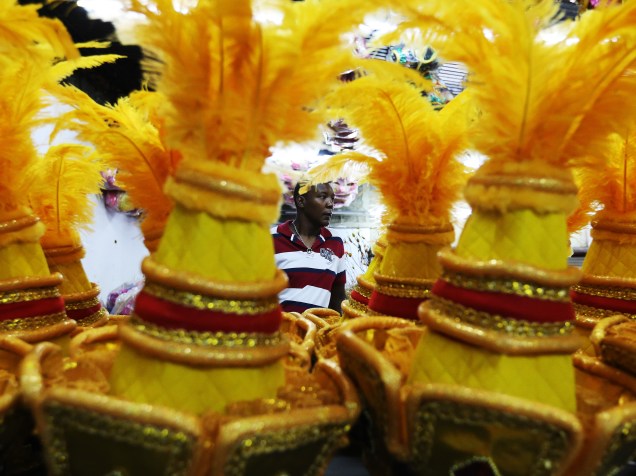 Fantasias e alegorias da escola Rosas de Ouro recebem os ajustes finais para o Carnaval 2015 de São Paulo