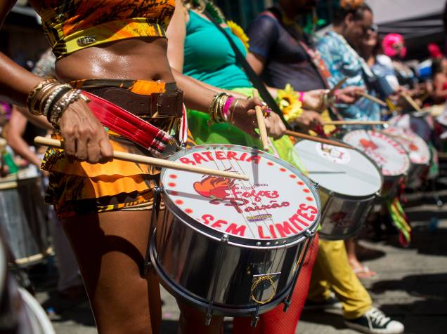 O bloco Fogo e Paixão começou às 10h00 da manhã deste domingo no Largo São Francisco, no Rio de Janeiro, com um repertório musical de estilo brega