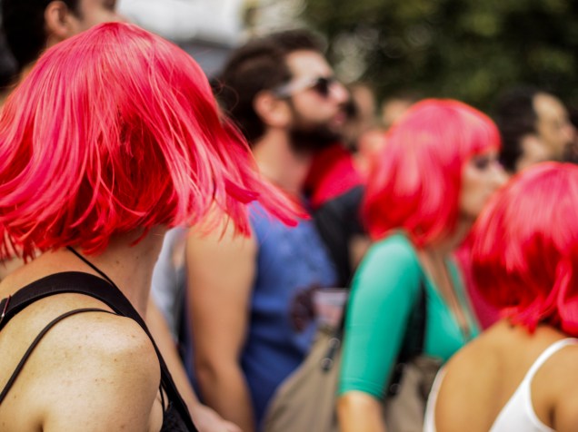 Pessoas vestem de peruca vermelha em homenagem à Rita Lee, no bloco Ritaleena, em São Paulo (SP)