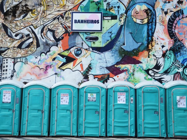 Banheiros químicos colocados nas proximidades da avenida Sumaré, zona Oeste de São Paulo, para o desfile do bloco Bangalafumenga - 07/02/2015