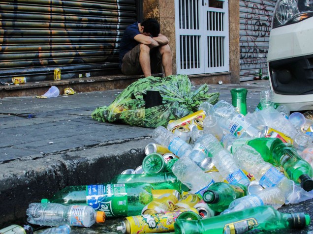 Lixo deixado nas ruas após a passagem do bloco Baixo Augusta que percorreu toda a extensão da Rua Augusta até a Praça Roosevelt, região Central de São Paulo - 08/02/2015