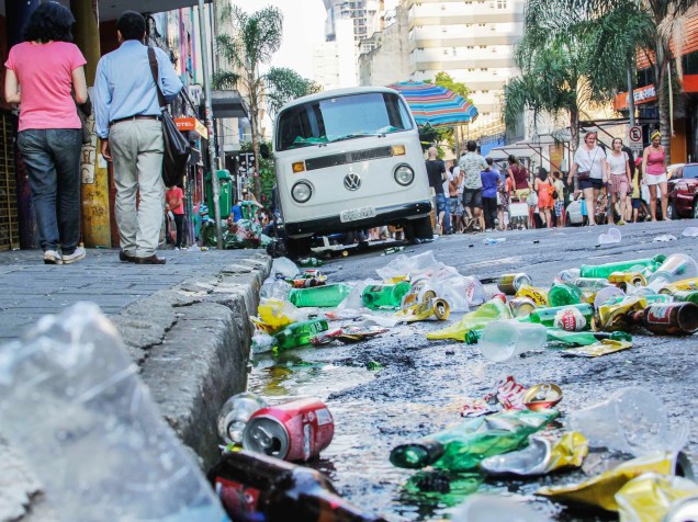 Lixo deixado nas ruas após a passagem do Bloco baixo Augusta que percorreu toda a extensão da Rua Augusta até a Praça Roosevelt, região Central de São Paulo - 08/02/2015