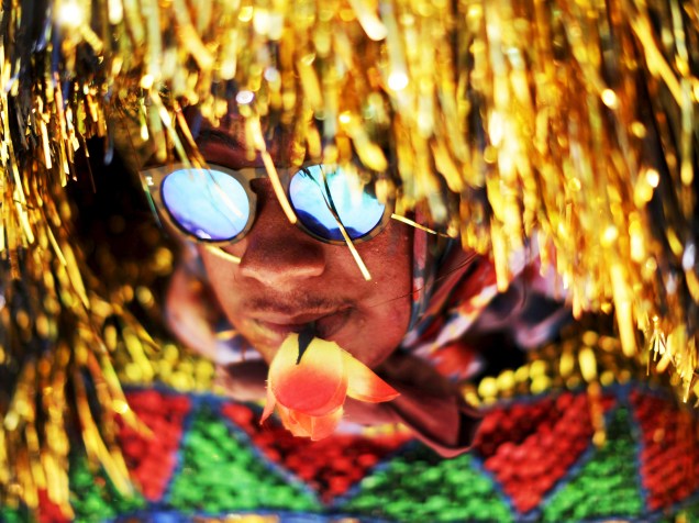 Folião durante o tradicional carnaval de Maracatu, em Olinda, na tarde desta terça-feira (09)