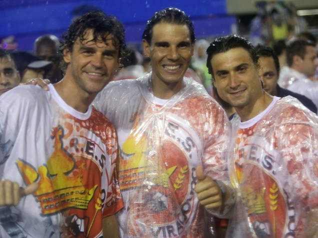 Guga ao lado dos espanhóis Rafael Nadal e David Ferrer na Marquês de Sapucaí (RJ)