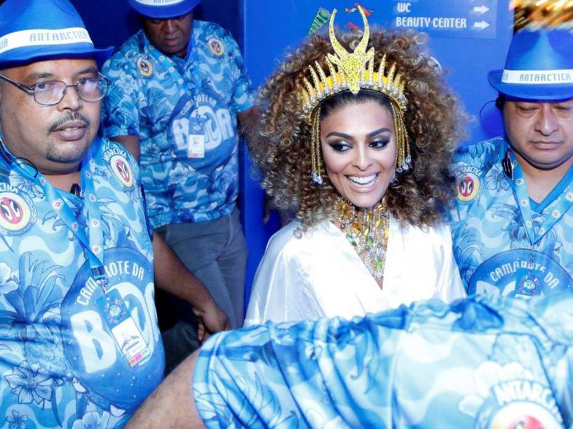 Juliana Paes pronta para desfilar pela Viradouro na Marquês de Sapucaí (RJ)