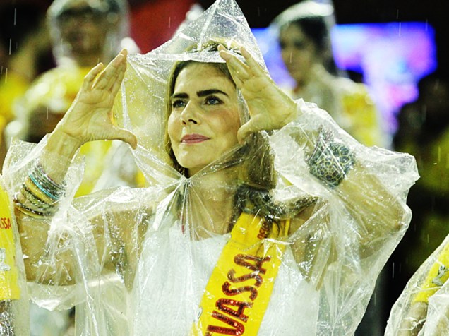 A atriz e apresentadora Maitê Proença durante o primeiro dia de desfiles do grupo especial na Marquês de Sapucaí (RJ)