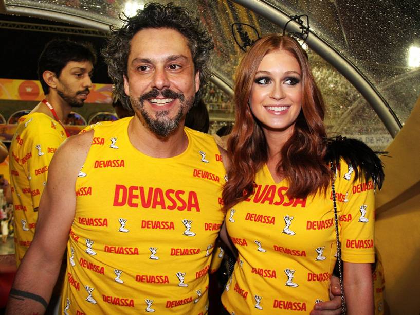 Alexandre Nero e Marina Ruy Barbosa, que formam o casal José Alfredo e Maria Ísis na novela "Império", curtem o carnaval no camarote da Marquês de Sapucaí (RJ)