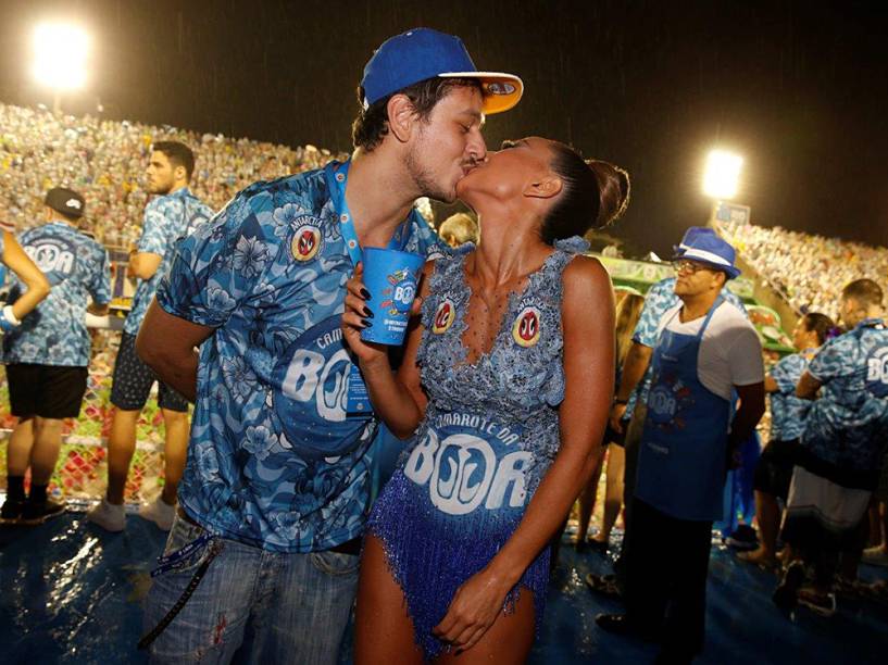 Sabrina Sato e o namorado João Vicente de Castro no camarote durante o primeiro dia de desfiles do grupo especial na Marquês de Sapucaí (RJ)