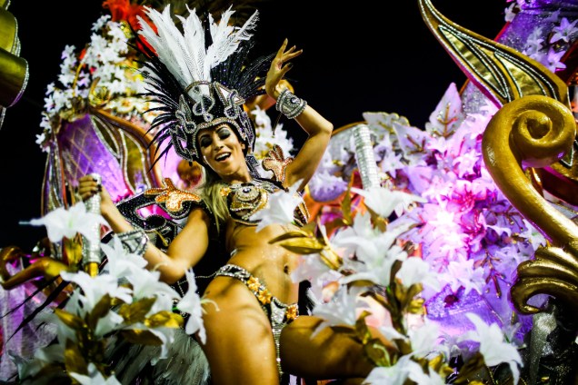A Beija-Flor é a terceira escola a desfilar na primeira noite de desfiles do grupo especial do Carnaval carioca