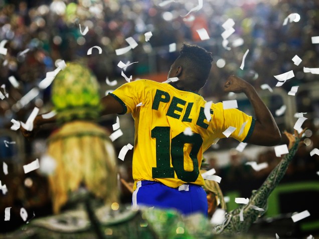 Pelé é homenageado em alegoria da Acadêmicos do Grande Rio, a escola é a quarta a desfilar na Marquês de Sapucaí