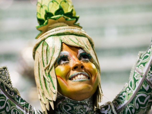 Integrante da Comissão de Frente da Acadêmicos do Grande Rio durante primeiro dia de desfiles do grupo especial do Carnaval carioca