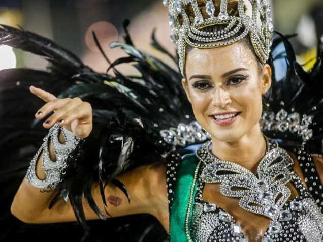 A atriz Thayla Ayala representa a primeira Miss Brasil, Zezé Leone, no desfile da Acadêmicos do Grande Rio