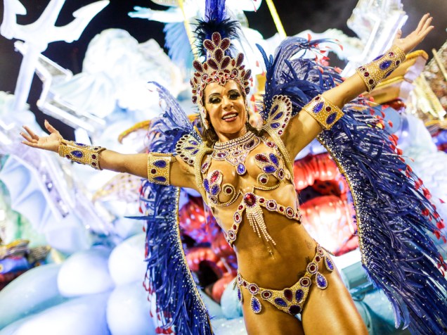 Passista da União da Ilha, a segunda escola a desfilar no primeiro dia do grupo especial do Carnaval carioca