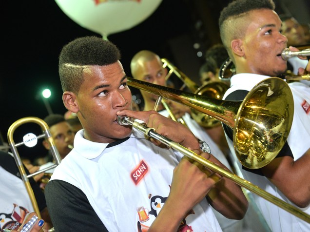 Carlinhos Brown se apresenta durante abertura oficial do Carnaval em Salvador