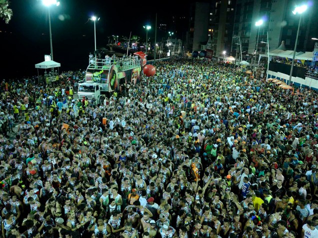 Daniela Mercury arrasta multidão para as ruas no carnaval de Salvador (BA)