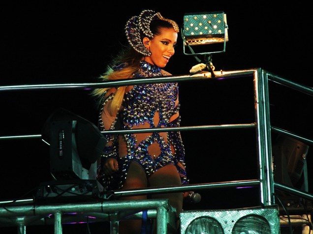 A cantora Anitta durante o circuito Dodô (Barra/Ondina) do Carnaval de Salvador (BA) - 12/02/2015