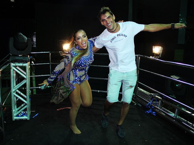 Giba dança com Anitta no trio elétrico em Salvador (BA) - 12/02/2015