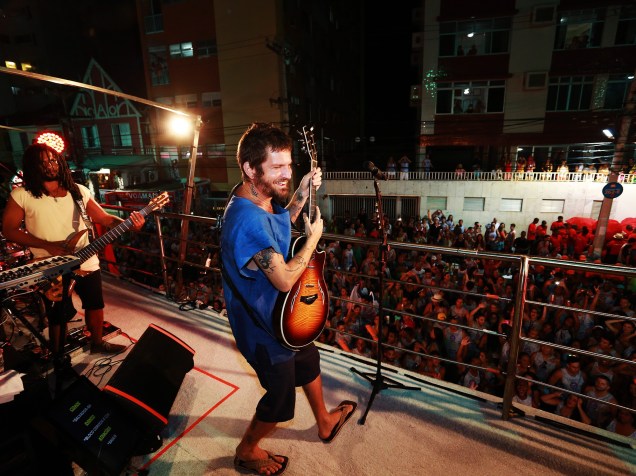 Saulo Fernandes se apresenta no Trio Povoesia no Carnaval 2015 Circuito Barra Ondina em Salvador (BA) - 12/05/2015