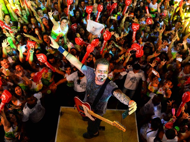 Tuca Fernandes, ex-vocalista do grupo Jammil e Uma Noites, se apresenta no carnaval de Salvador, na noite deste domingo (07)