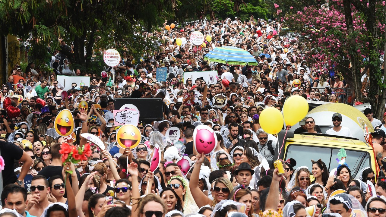 Bloco 'Casa Comigo' desfila pelas ruas da Vila Madalena, em São Paulo