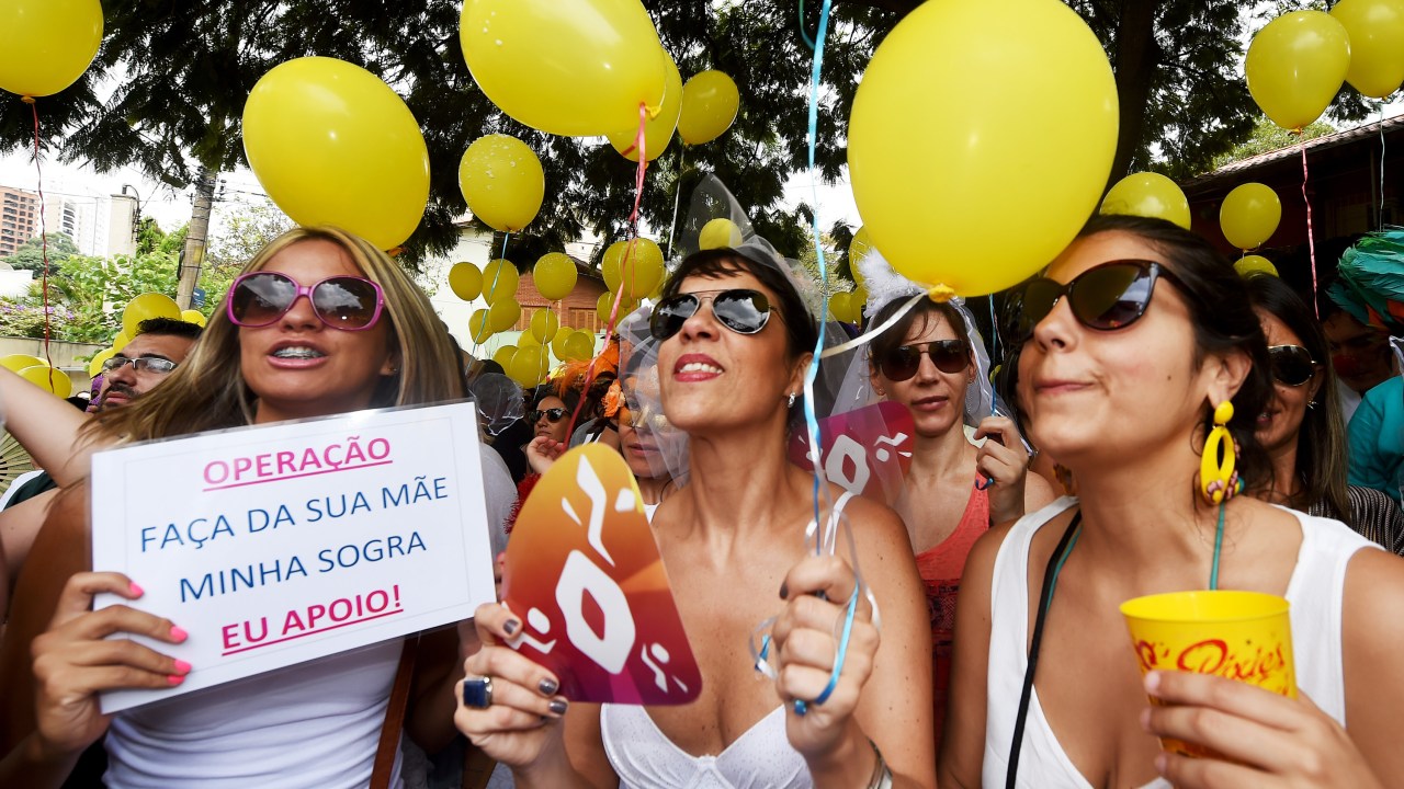 Bloco 'Casa Comigo' desfila pelas ruas da Vila Madalena, em São Paulo