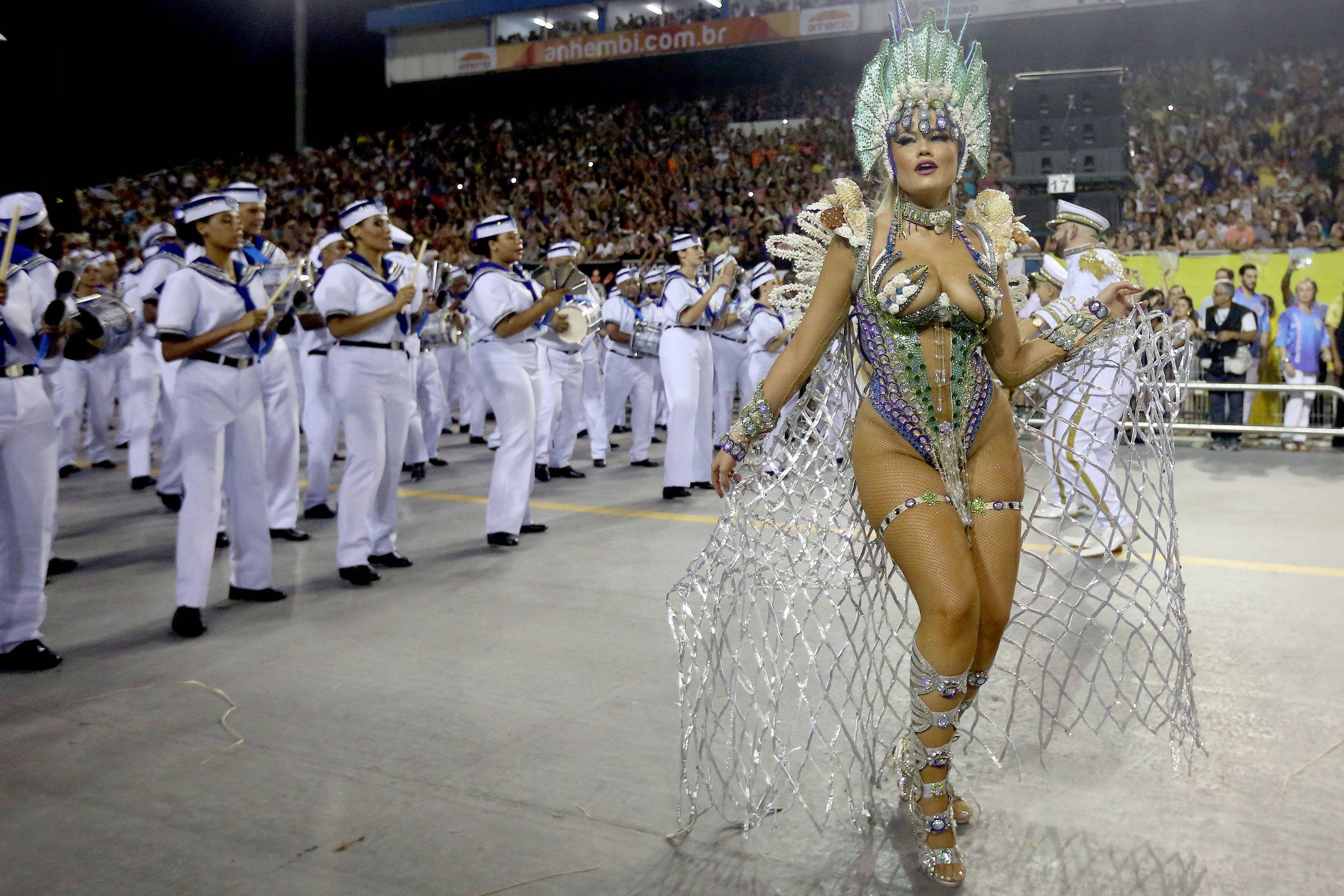 Ellen Roche, rainha de bateria da Rosas de Ouro