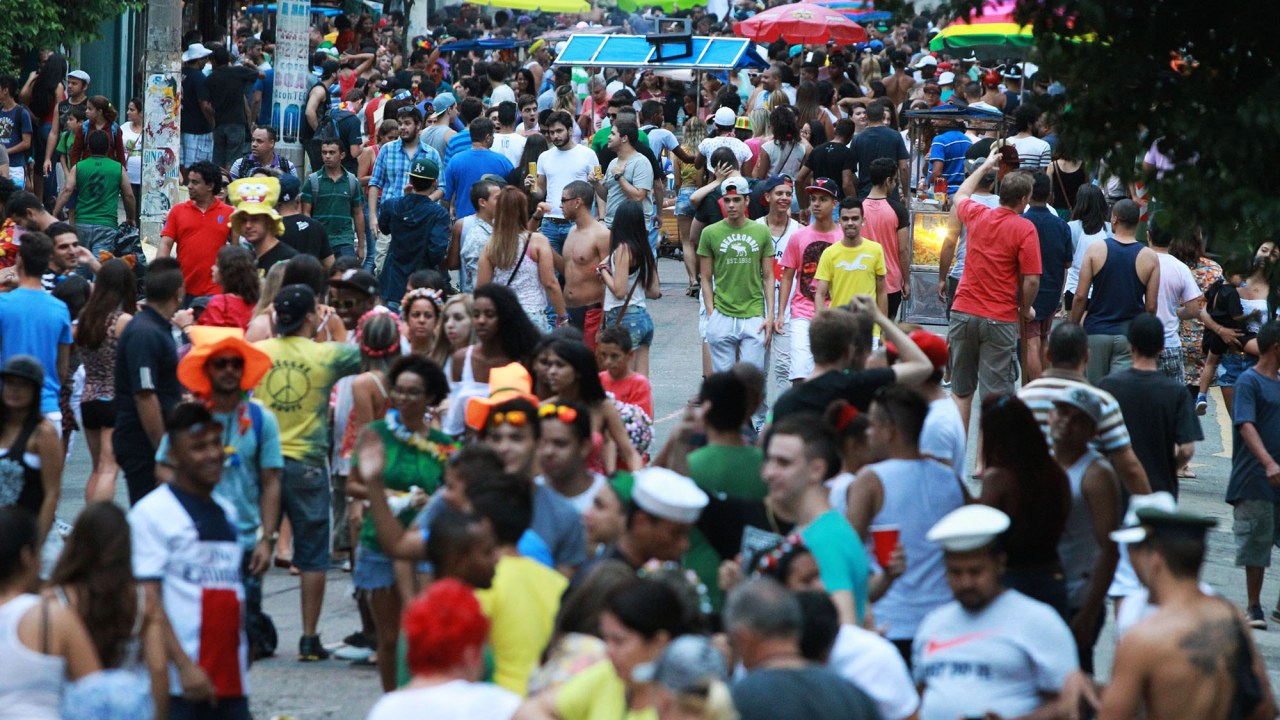 Movimentação geral de pessoas nas ruas Mourato Coelho com Aspicuelta, no carnaval da Vila Madalena, em São Paulo (SP)