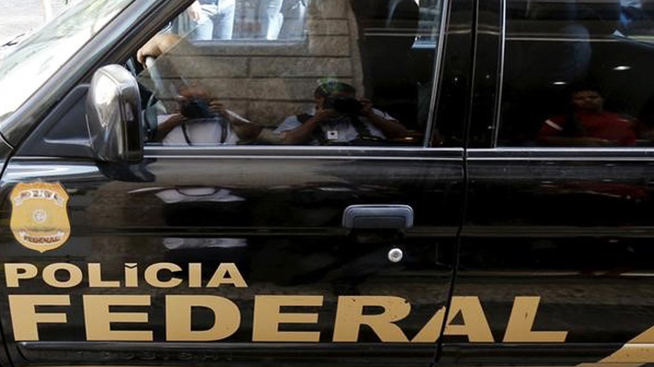 Carro da Polícia Federal durante operação no Rio de Janeiro