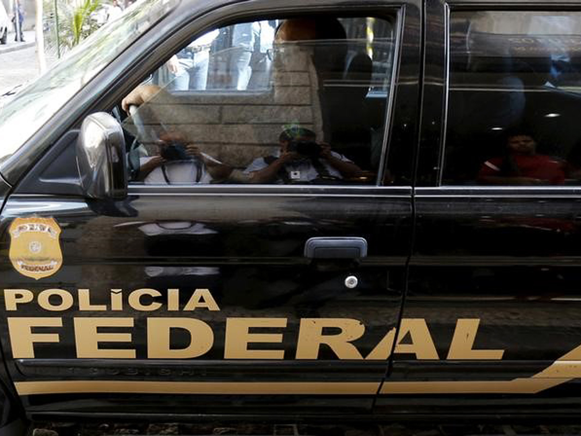 Carro da Polícia Federal durante operação no Rio de Janeiro