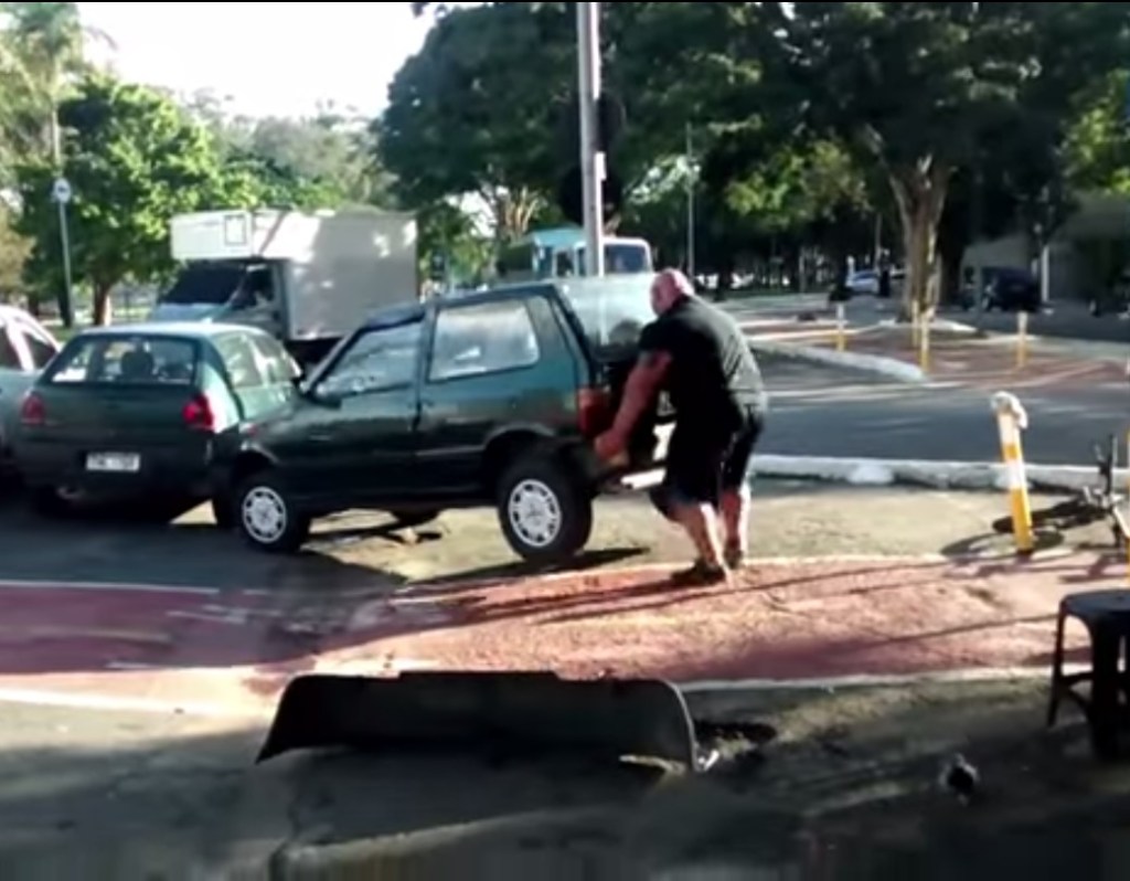 Homem levanta e retira carro estacionado em ciclovia