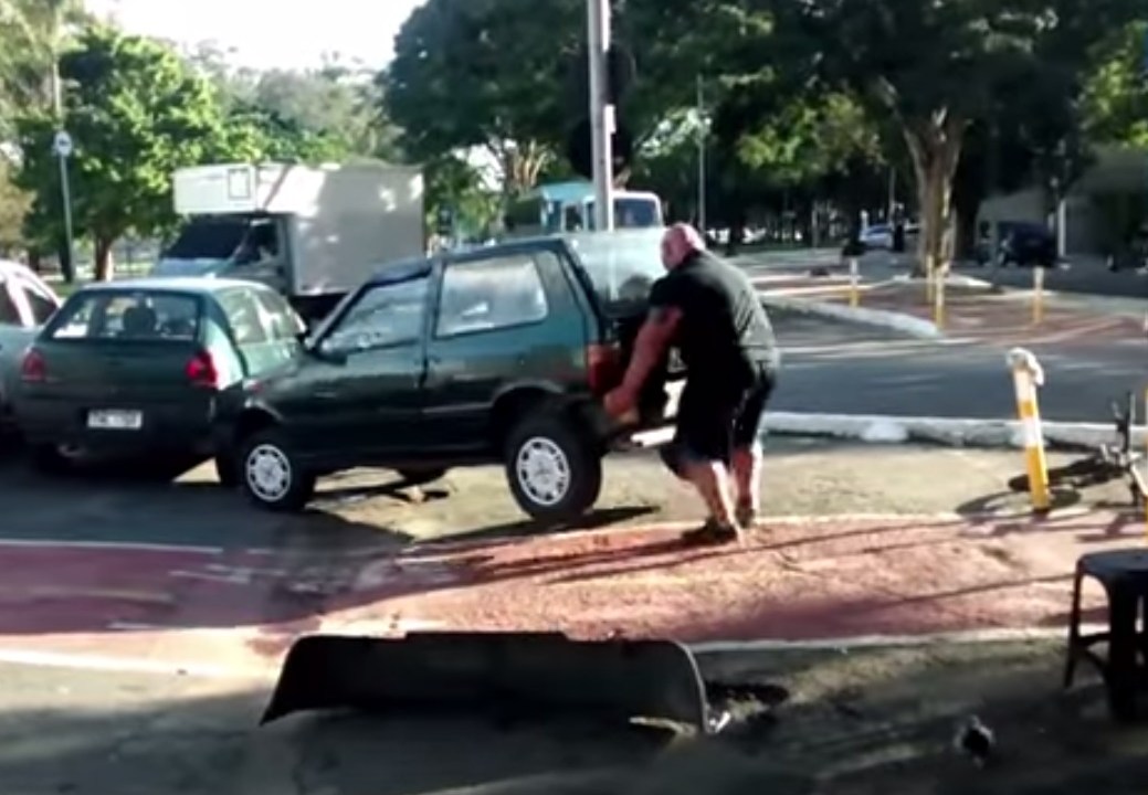 Homem levanta e retira carro estacionado em ciclovia
