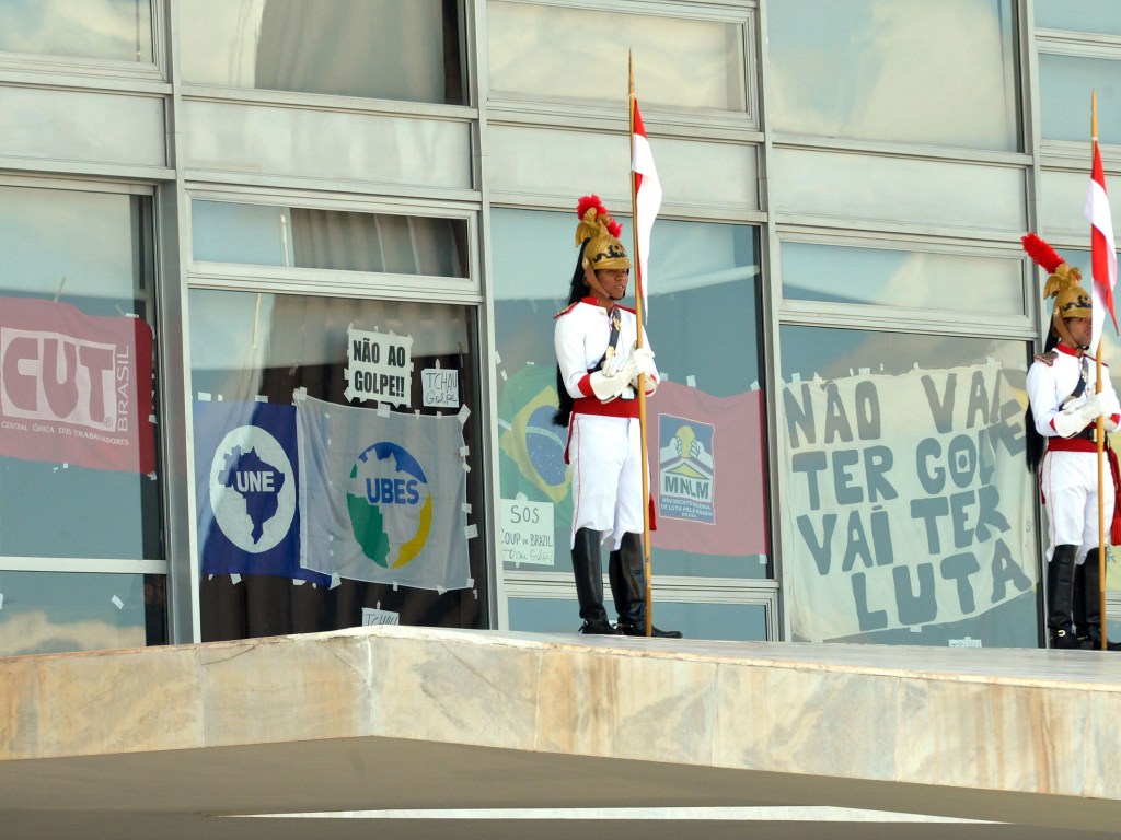 Faixas de movimentos sociais no Palácio do Planalto em Brasília (DF)