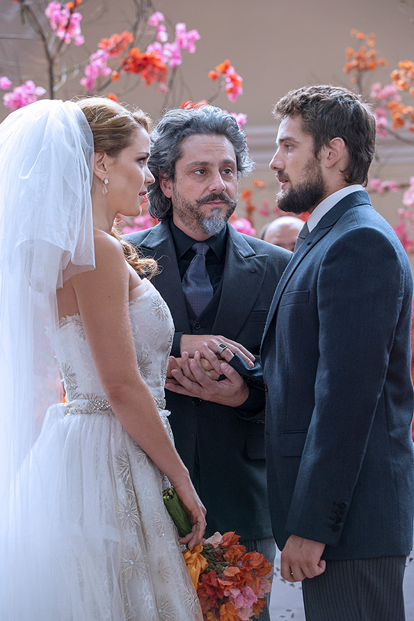 Vicente (Rafael Cardoso) e Cristina (Leandra Leal) se casam em Império