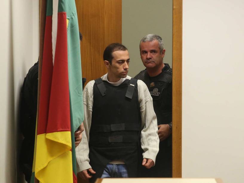 Leandro Boldrini chega com colete à prova de balas para depor. Os quatro réus chegam ao fórum de Três Passos para prestar depoimento no caso Bernardo