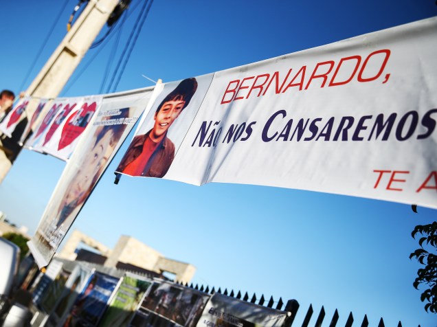Vigília por Bernardo reúne cerca de cem pessoas em frente à casa onde o garoto morava no Rio Grande do Sul