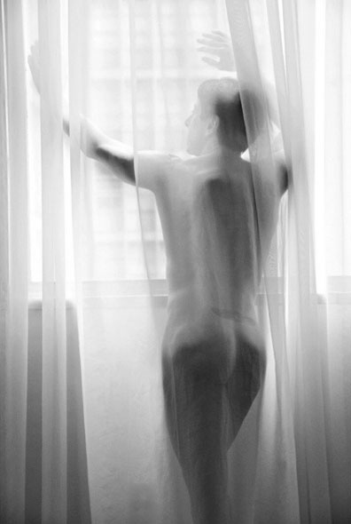 O ator Cassio Scapim no The male nude project, projeto do fotógrafo Sergio Santoian