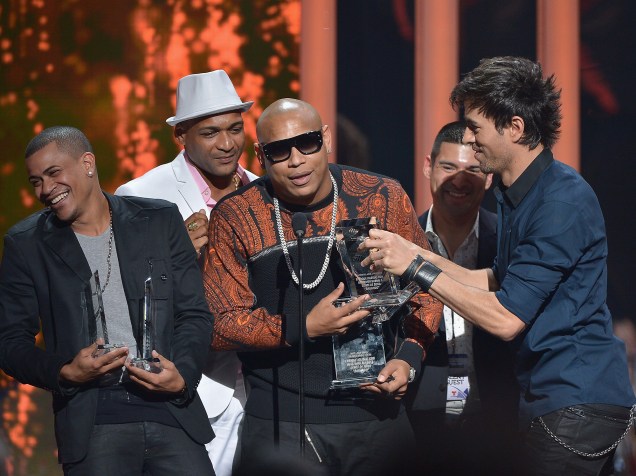 O prêmio de música do ano foi para Enrique Iglesias com Descemer Bueno & Gente de Zona