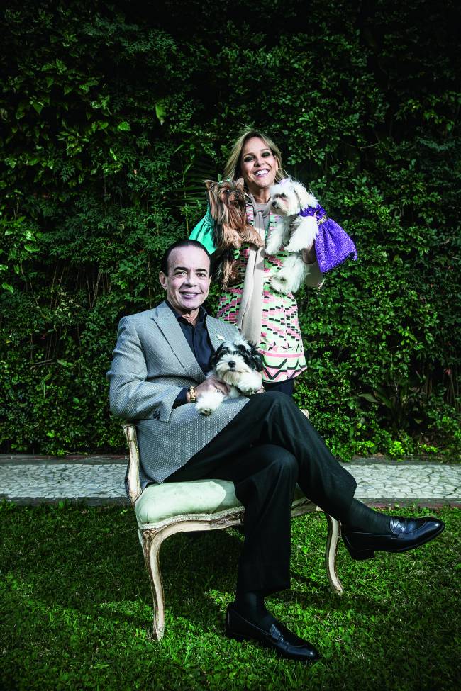 Conde Chiquinho Scarpa com sua esposa, a empresária Marlene Nicolau e seus novos cães