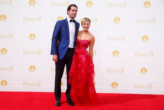 A atriz Kaley Cuoco-Sweeting da série The Big Bang Theory chega com seu marido ao 66º Emmy, em Los Angeles