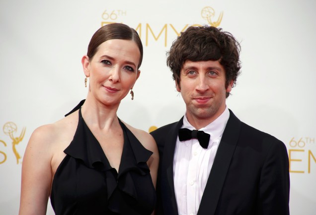 O ator Simon Helberg da série The Big Bang Theory chega com sua esposa ao 66º Emmy, em Los Angeles