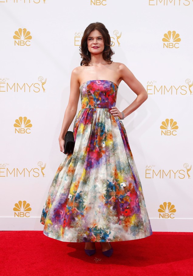 A atriz Betsy Brandt da série Breaking Bad chega ao 66º Emmy, em Los Angeles