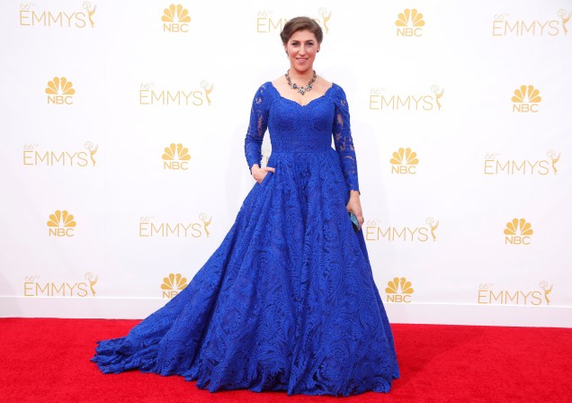 A atriz Mayim Bialik da série The Big Bang Theory chega ao 66º Emmy, em Los Angeles