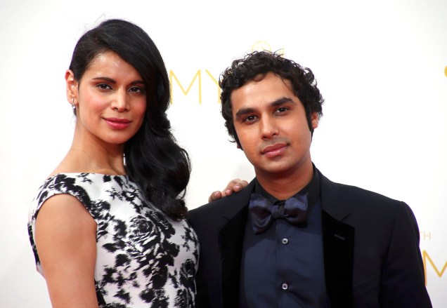 O ator Kunal Nayyar da série The Big Bang Theory chega com sua esposa ao 66º Emmy, em Los Angeles